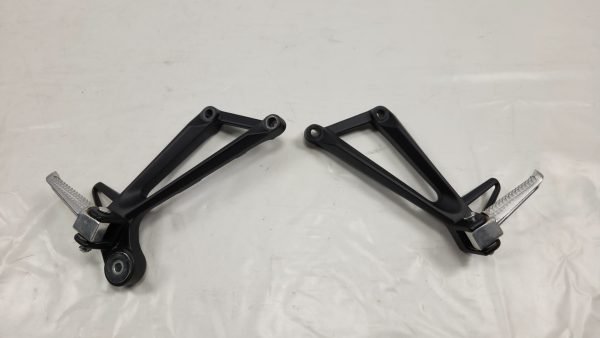 COPPIA PEDANE POSTERIORI PASSEGGERO ORIGINALI YAMAHA YZF R3 2015 2024