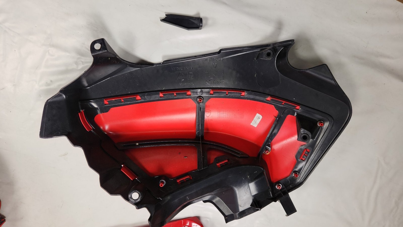 FIANCO COPERTURA SERBATOIO LATO DESTRO ROSSO DUCATI PANIGALE V2 2020 2025 - immagine 2