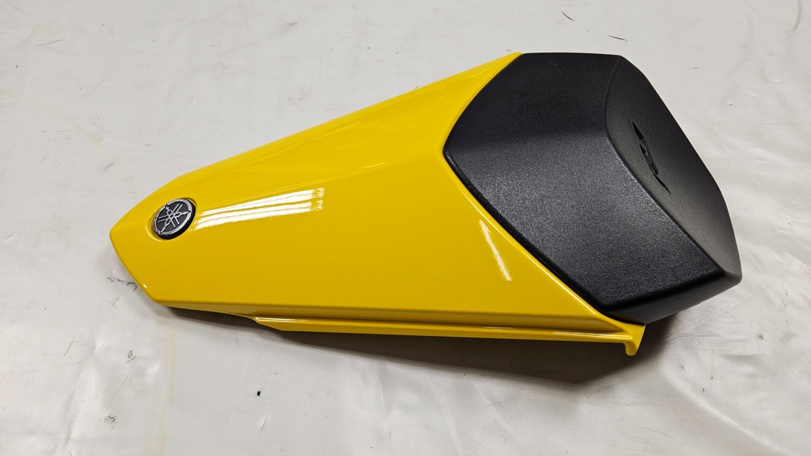 UNGHIA MONOPOSTO ORIGINALE GIALLA PER YAMAHA YZF R1 2015 2025 - immagine 2