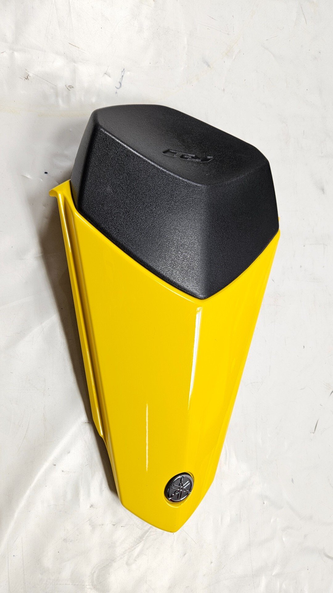 UNGHIA MONOPOSTO ORIGINALE GIALLA PER YAMAHA YZF R1 2015 2025 - immagine 8